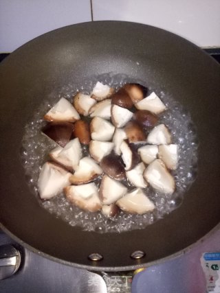 腊肉炒香菇步骤3