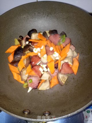 腊肉炒香菇步骤7