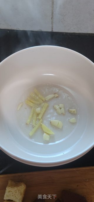 白菜油豆腐猪红煲步骤2