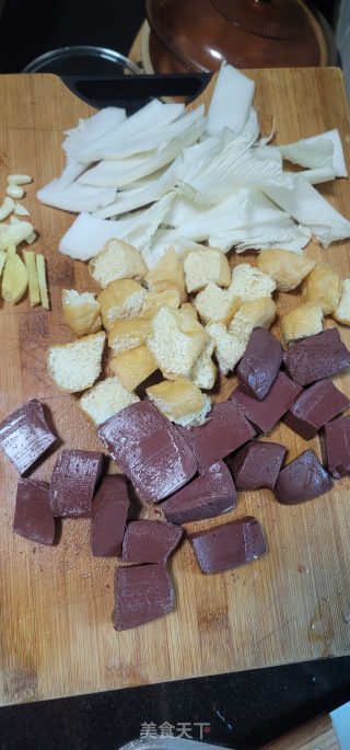 白菜油豆腐猪红煲步骤1