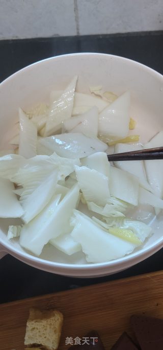 白菜油豆腐猪红煲步骤3