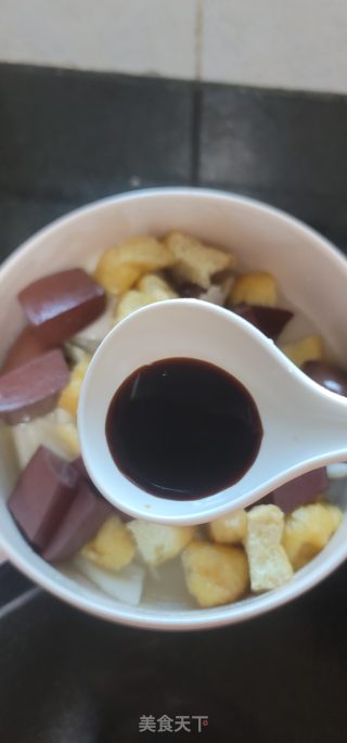 白菜油豆腐猪红煲步骤5