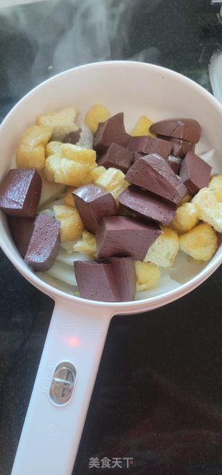 白菜油豆腐猪红煲步骤4