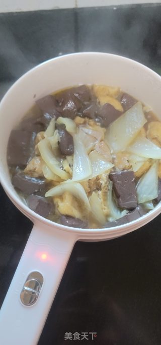白菜油豆腐猪红煲步骤7
