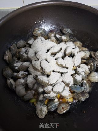 鲜掉眉毛的炒花蛤步骤7