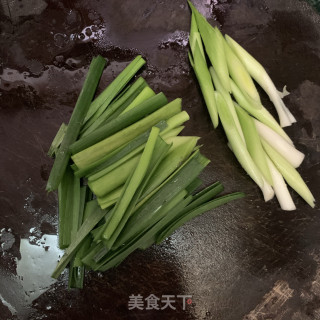 蒜苗炒肉饼步骤2