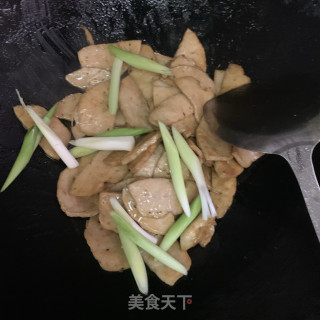 蒜苗炒肉饼步骤7
