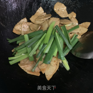 蒜苗炒肉饼步骤8