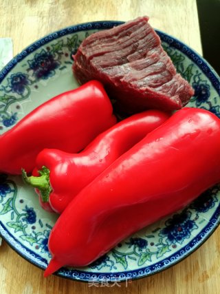 红椒炒牛肉丝步骤1