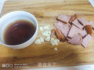 火腿炒包包菜步骤1