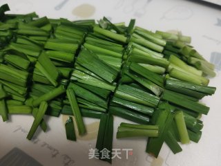 五花肉炒韭菜步骤2