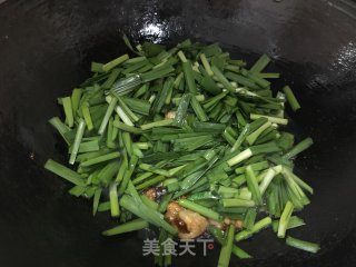 五花肉炒韭菜步骤7