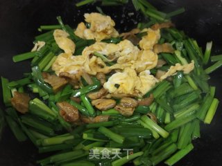 五花肉炒韭菜步骤9