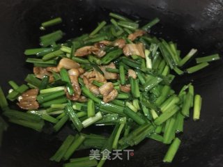 五花肉炒韭菜步骤8