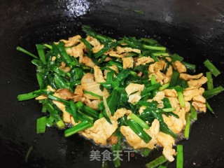 五花肉炒韭菜步骤10