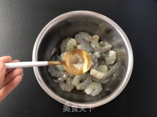 脆皮炸虾仁步骤1