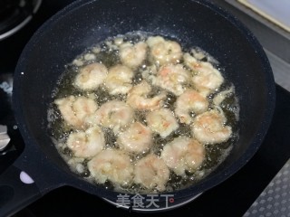脆皮炸虾仁步骤5
