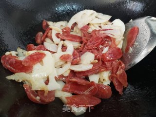 广式腊肠炒莲菜步骤5