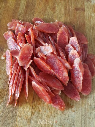 广式腊肠炒莲菜步骤3