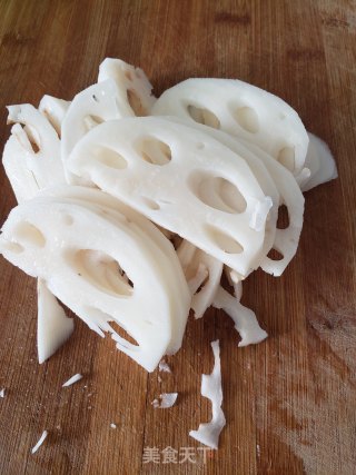 广式腊肠炒莲菜步骤4