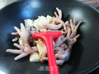 冬笋烧鸡爪步骤4