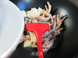 冬笋烧鸡爪步骤5