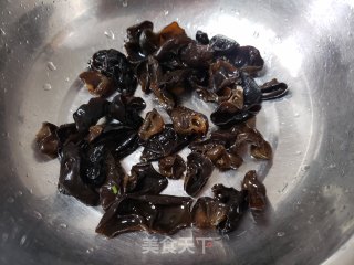 蒸胡萝卜丝芹菜叶木耳步骤3