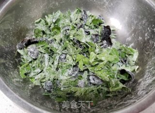 蒸胡萝卜丝芹菜叶木耳步骤5