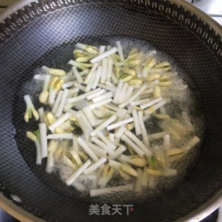 花生芽炒香干步骤1