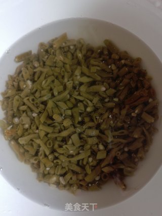 老干妈炒酸豇豆步骤1