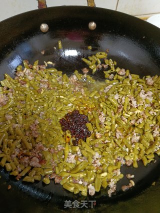 老干妈炒酸豇豆步骤4