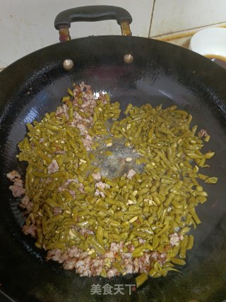 老干妈炒酸豇豆步骤3