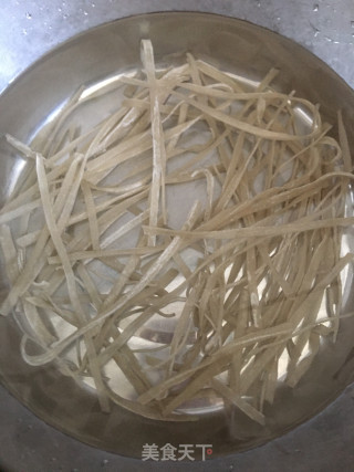 红薯粉条焖白菜步骤3