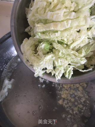 红薯粉条焖白菜步骤5