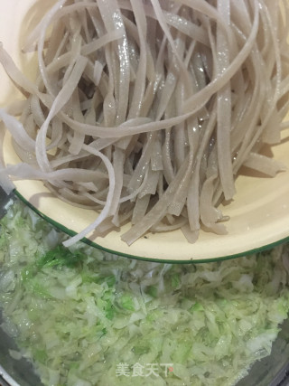 红薯粉条焖白菜步骤6