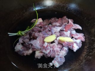 牛腩炖萝卜步骤1