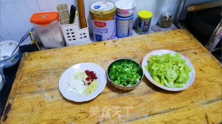 青西红柿炒辣椒步骤1