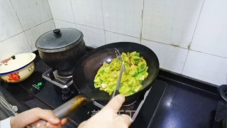 青西红柿炒辣椒步骤6