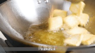 几百万人点赞的豆腐白菜煲，没想到多一步骤竟这么香，太适合天冷步骤2