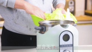 几百万人点赞的豆腐白菜煲，没想到多一步骤竟这么香，太适合天冷步骤3