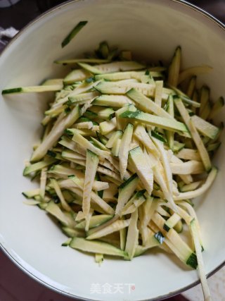 五花肉炒嫩南瓜步骤1