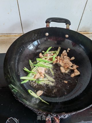 五花肉炒嫩南瓜步骤3