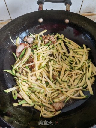 五花肉炒嫩南瓜步骤4