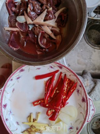 鸡杂木耳红薯粉步骤1