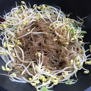 黄豆芽炖粉条步骤6