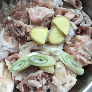 香辣鸡块炖芋头步骤1