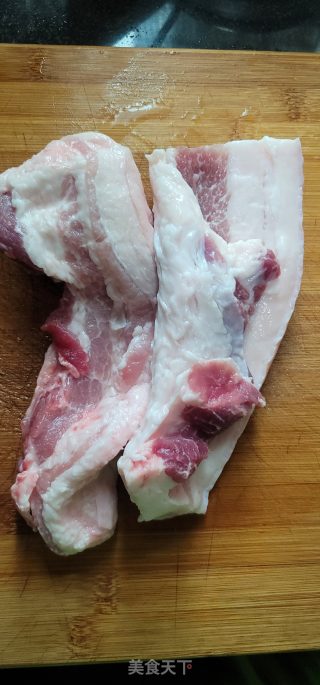 五花肉炖笋干步骤1