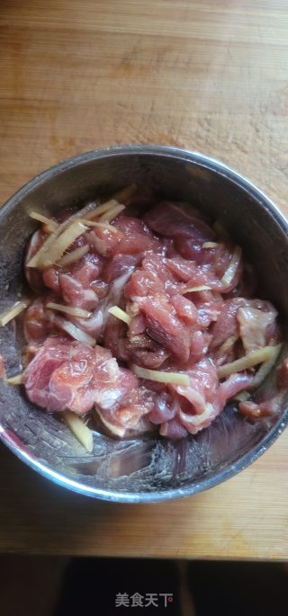 牛肉黑木耳烧番茄步骤1