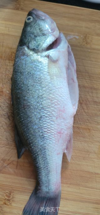 煎焗鲈鱼步骤1