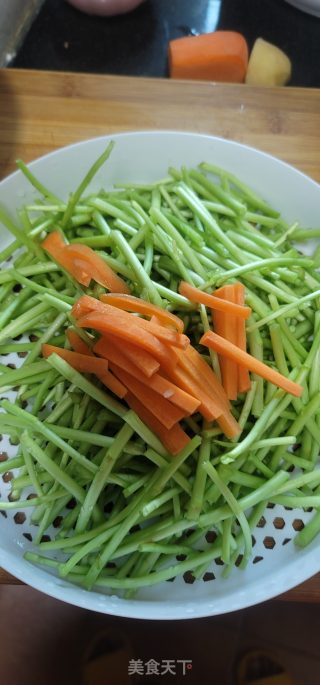 腊肠黑木耳炒芦蒿步骤1